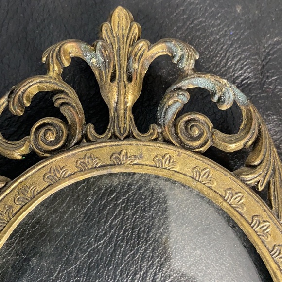 Vintage Oval Brass Frames With Glass - Picture 4 of 8